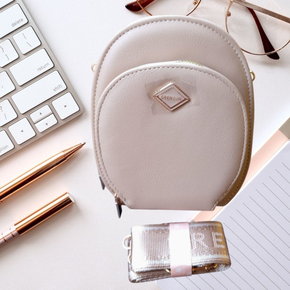 GENERICO - BOLSO PORTA CELULAR OVAL CON 3 COMPARTIMIENTOS DAMASCO + LLAVERO DE REGALO