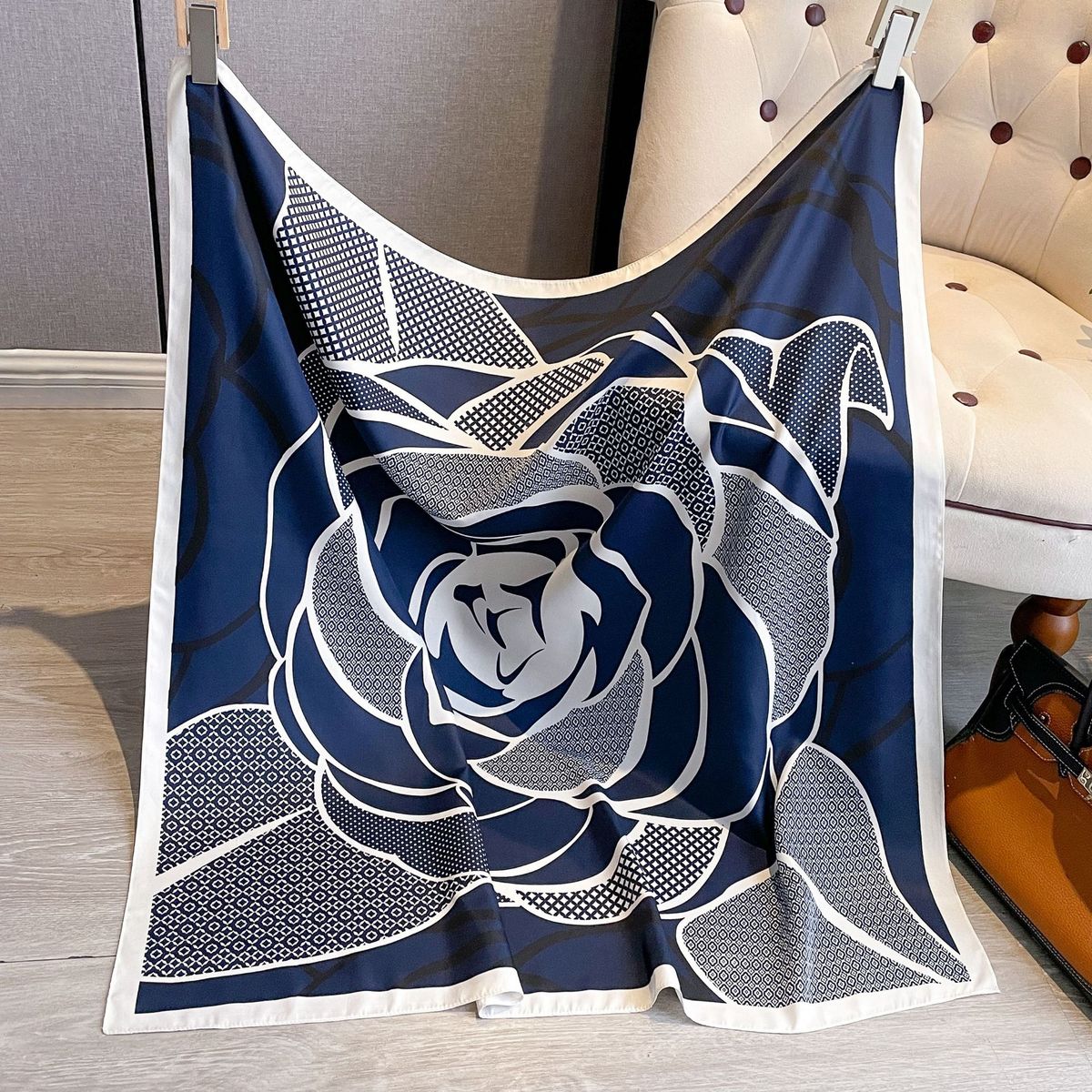 KAST PE - Pashmina Lazuli estampado Floreado 90x90 Blanco y Azul