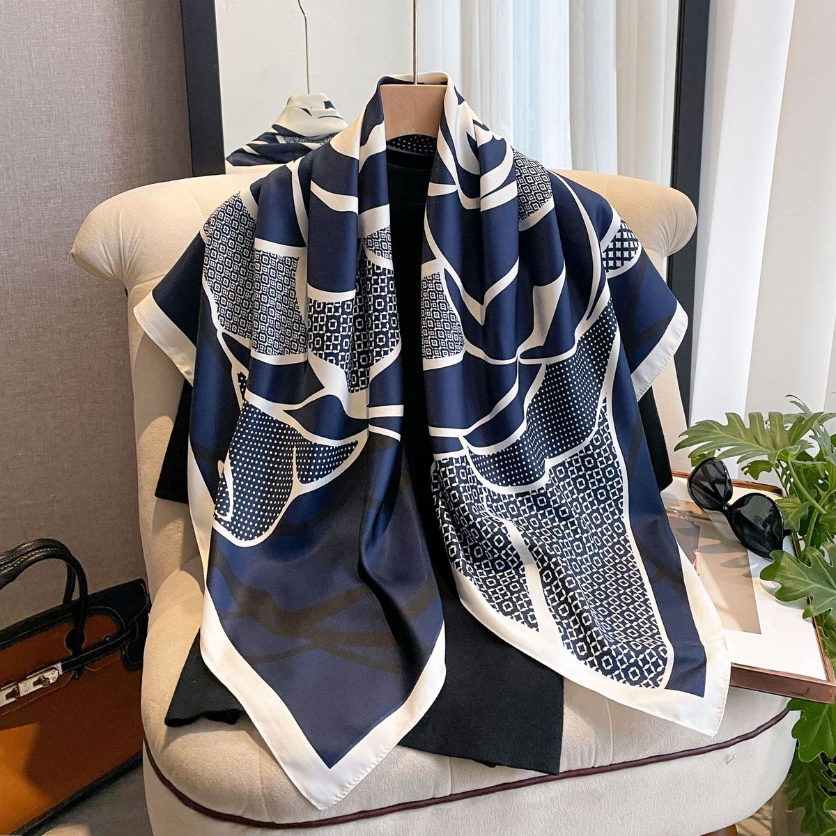 KAST PE - Pashmina Lazuli estampado Floreado 90x90 Blanco y Azul