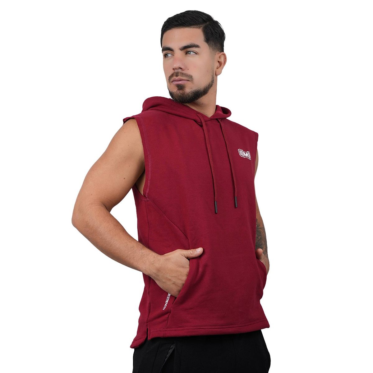 M MUSCLE MUSEUM - Polera Manga Cero Color Rojo Vino con Bolsillos delantero con cierre
