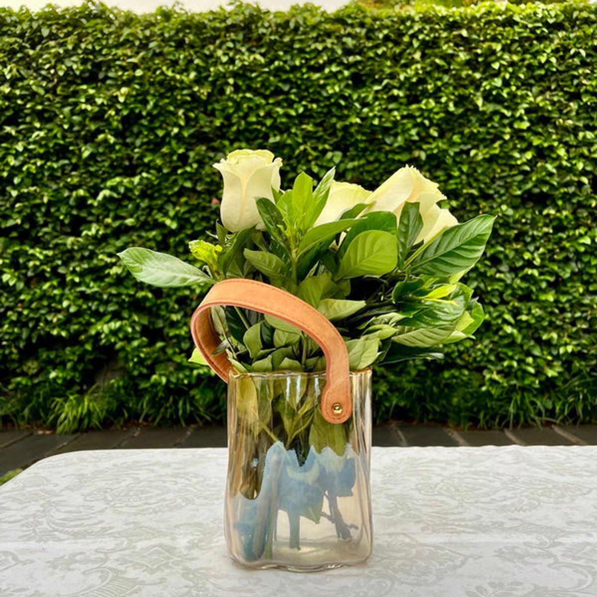 PIA COPELLO STORE - Florero Cuadrado de Vidrio Transparente con Asa Marrón