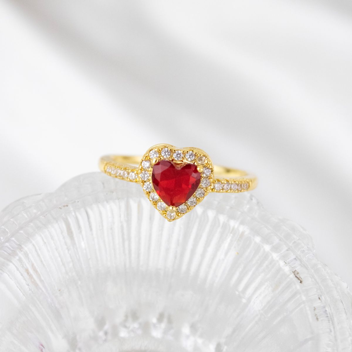 CLEO JOYAS & ACCESORIOS - Anillo Corazón Divine Rojo Regulable Acero Dorado