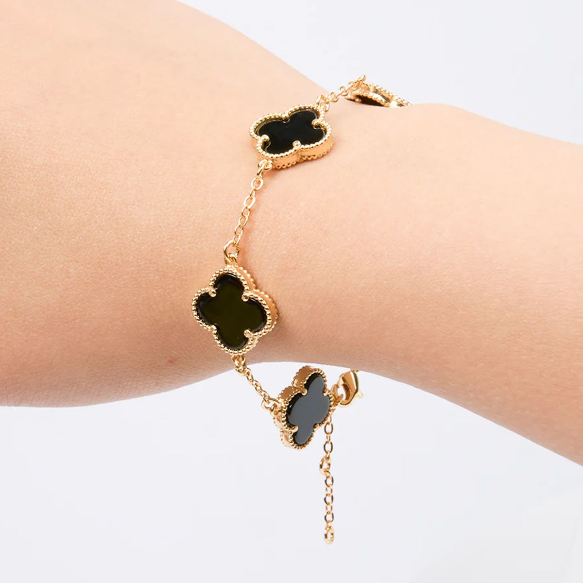 CLEO JOYAS & ACCESORIOS - Pulsera 5 Treboles Negro