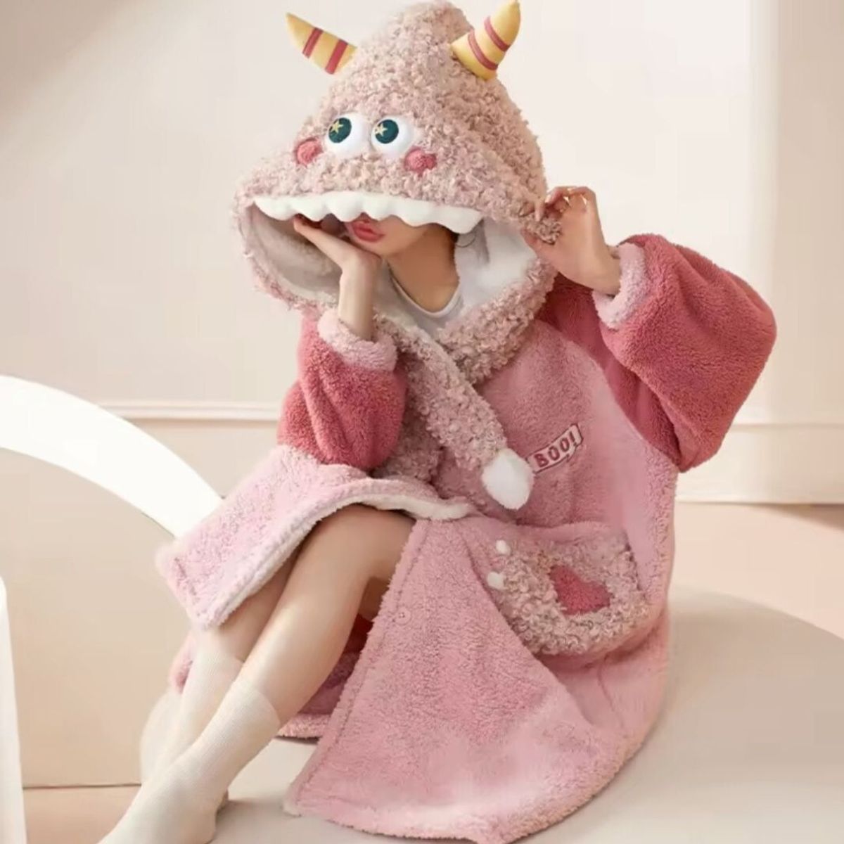 GENERICO - Bata modelo Mostrito felpa