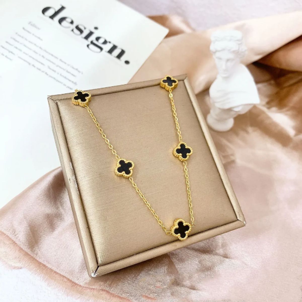 GENERICO - Collar Trébol de cuatro Hojas Negro