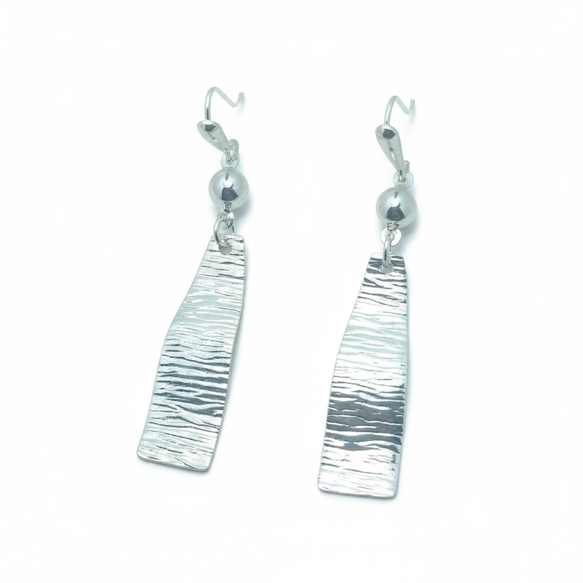 VANDRALA - ARETE DE PLATA COLGANTE LARGO CON DISEÑO