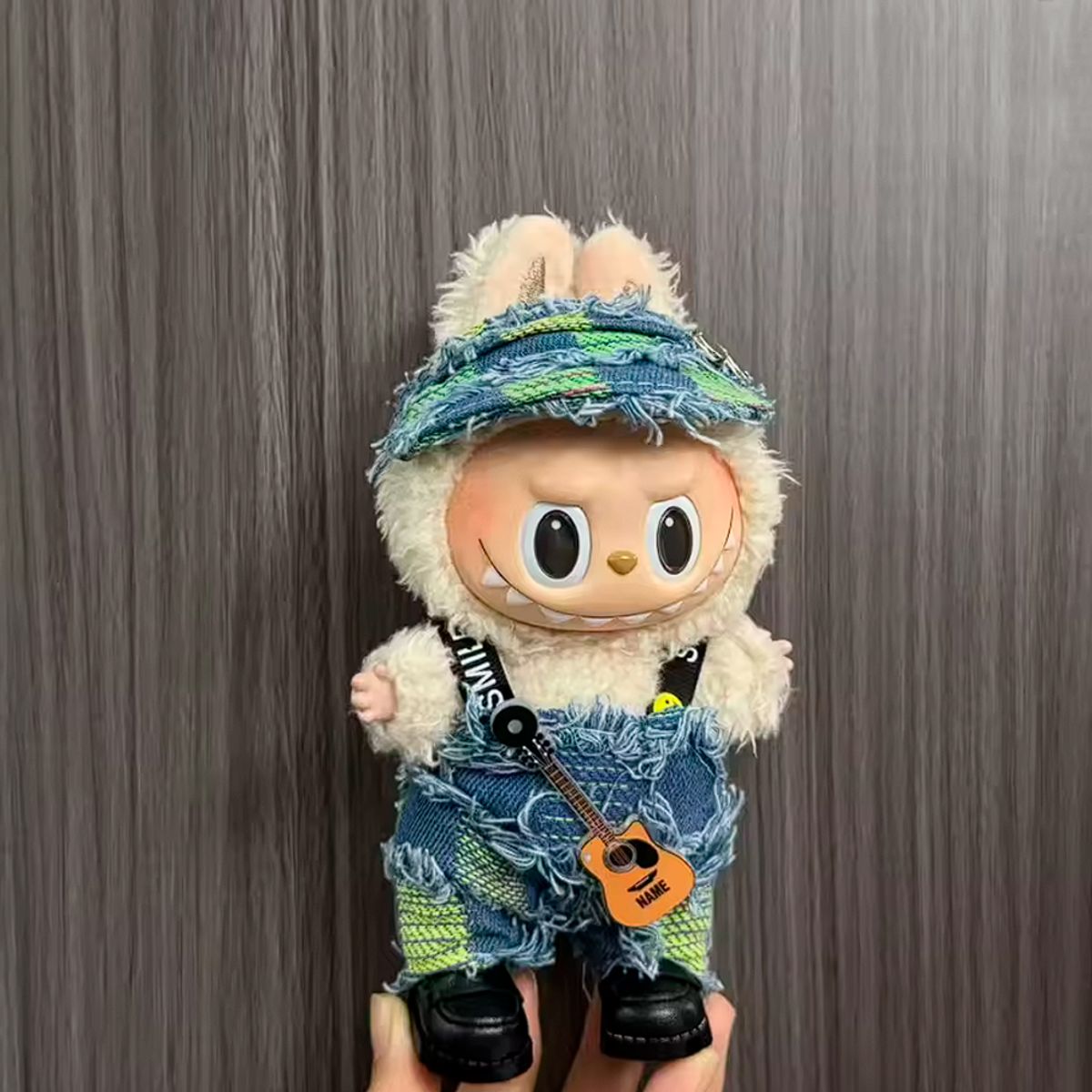 POP MART - Ropa Labubu Overol Jean Rasgado con Guitarra