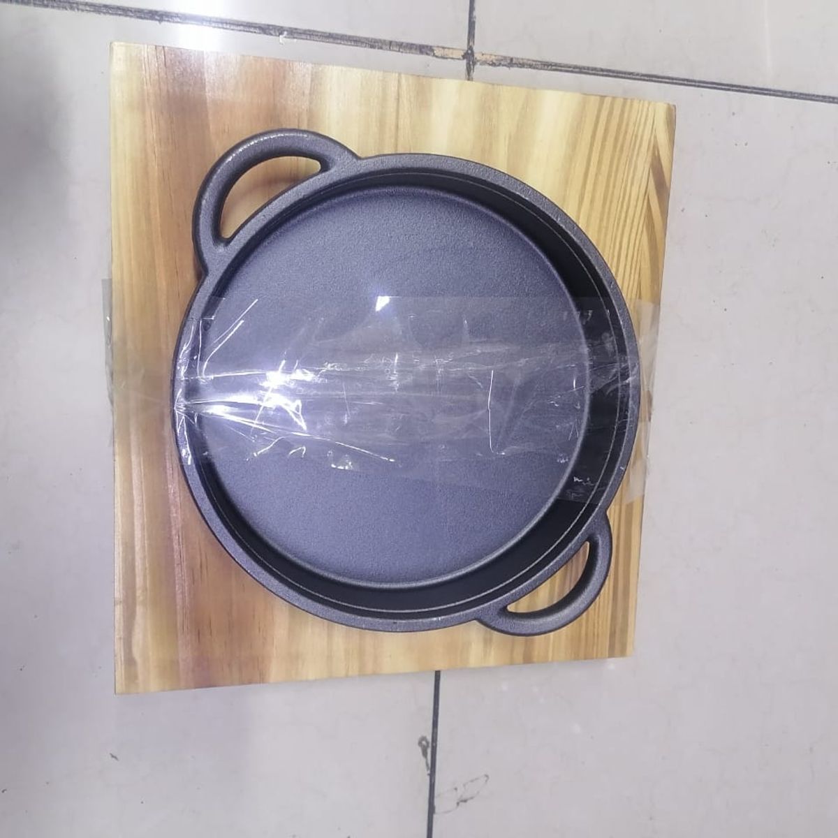 GENERICO - Plato de hierro fundido circular con base de madera