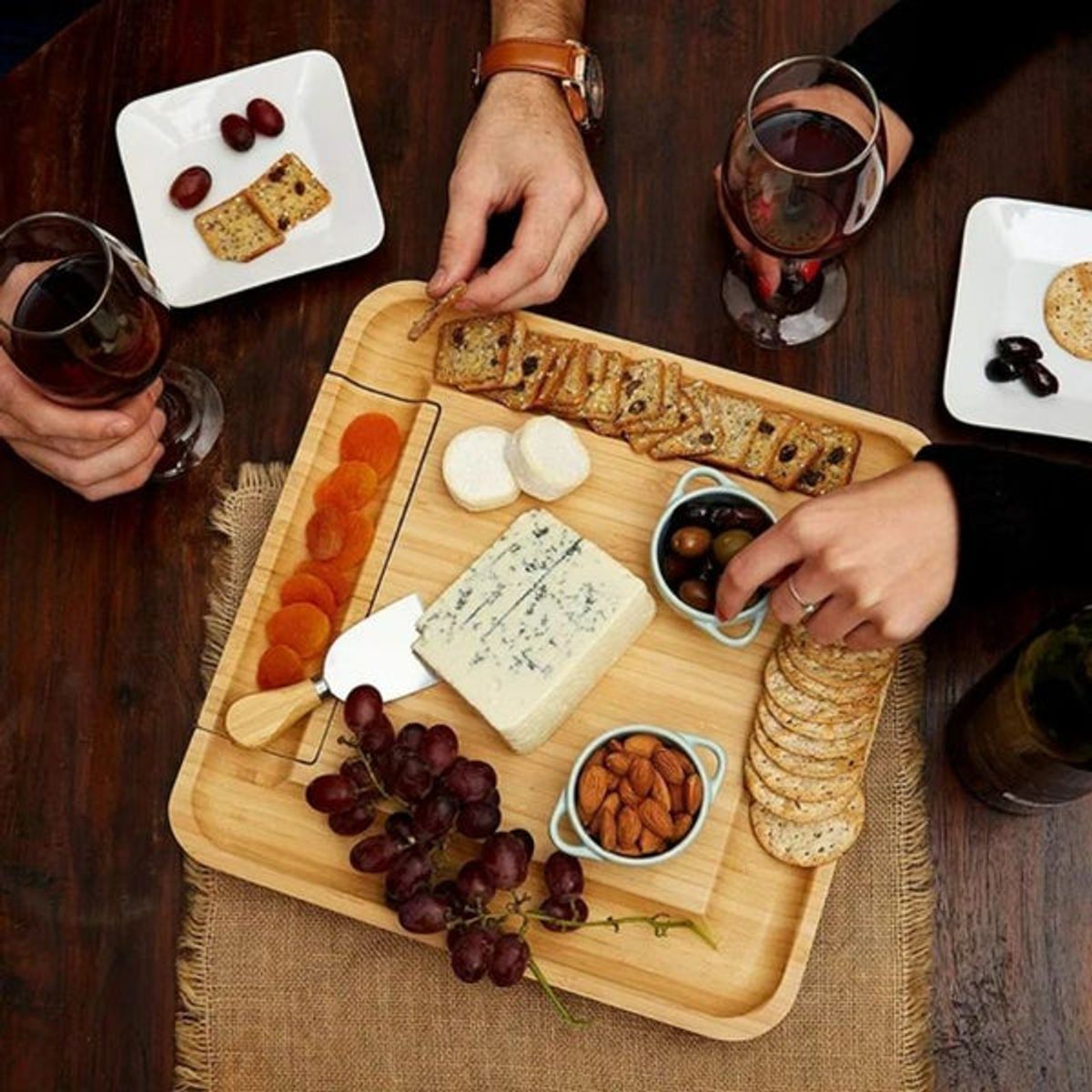 PIA COPELLO STORE - Tabla de Quesos con Cajón y Set de Utensilios
