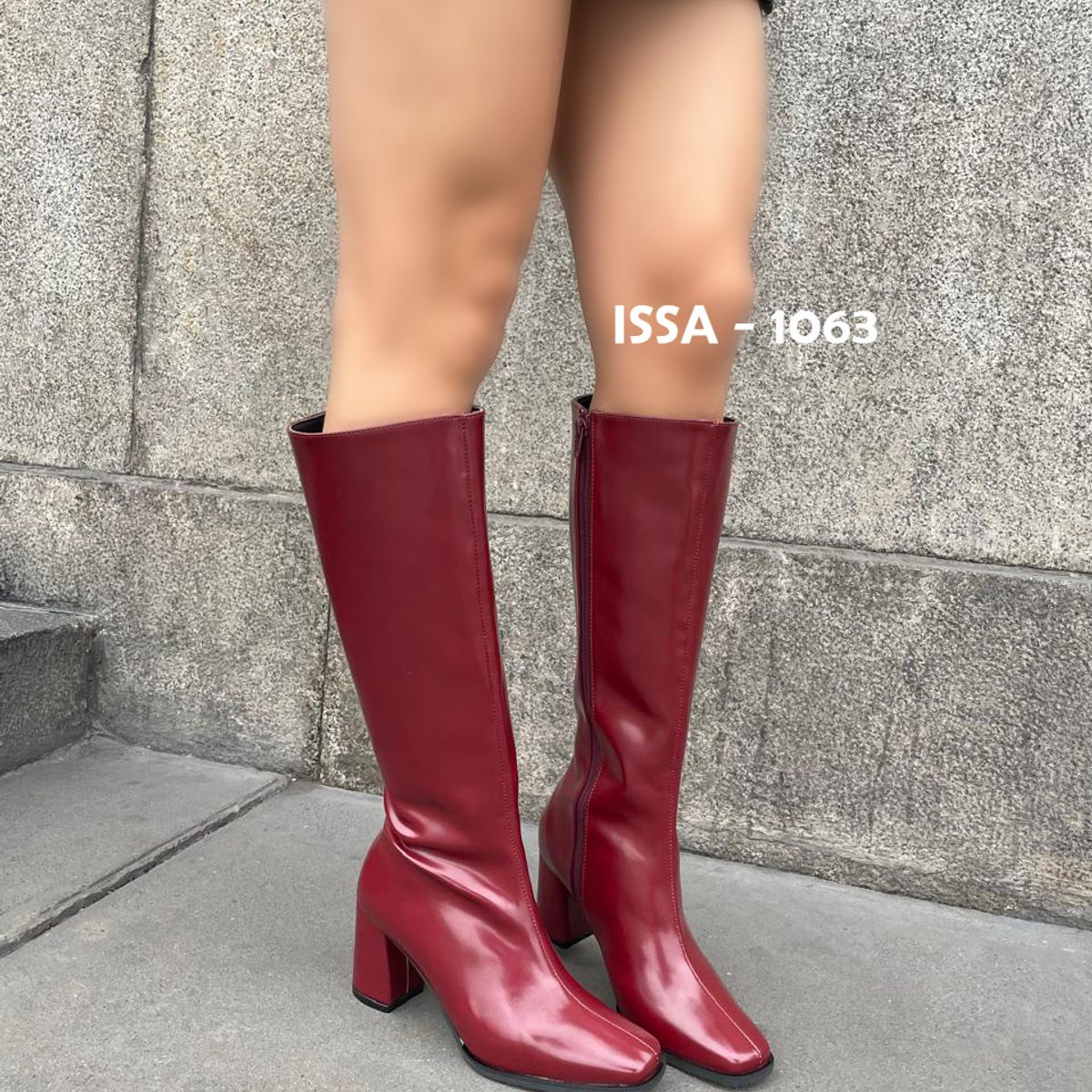 GENERICO - BOTAS JENIFER EN TENDENCIA DE TACO 7 CM EN BURDEOS SATINADO