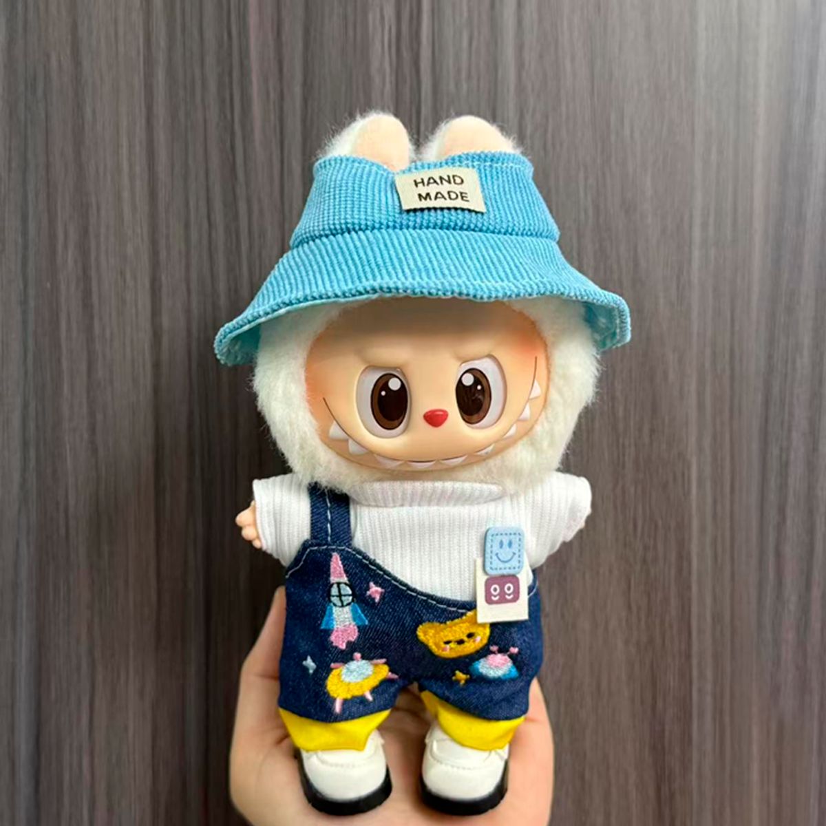 POP MART - Ropa Labubu Conjunto 3 Piezas Overol Spacial Gorra Hand Me Sky Blue