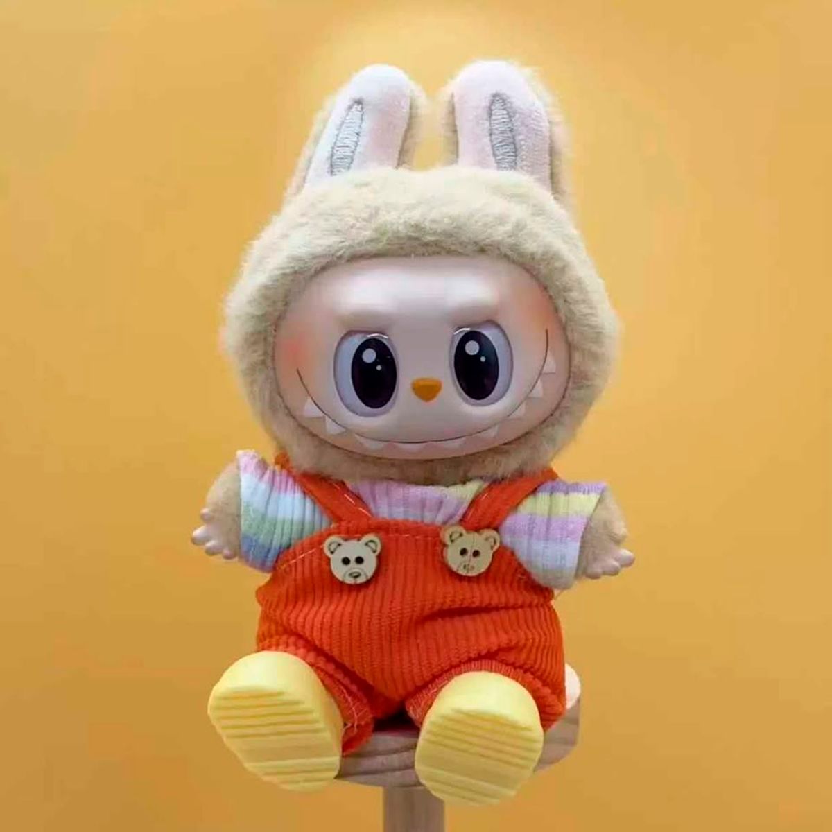 POP MART - Ropa Labubu Overol Naranja Polo Multicolor