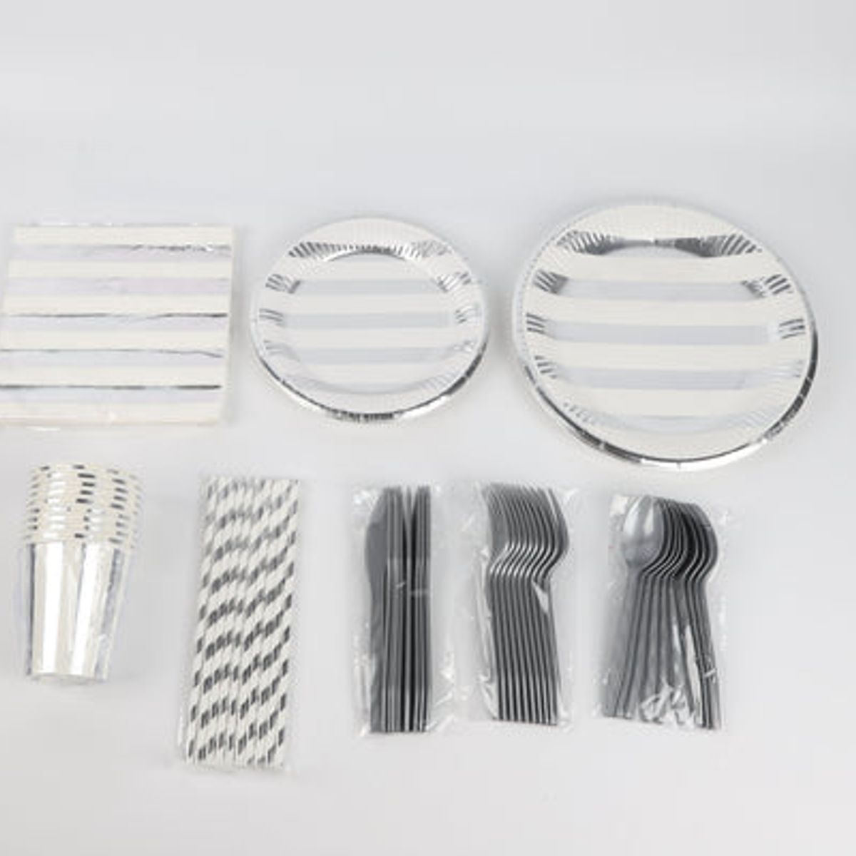 PIA COPELLO STORE - Set de Vajilla Descartable 80 Piezas - Rayas Plateadas