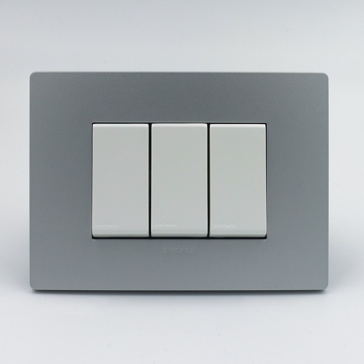 INTERRUPTOR TRIPLE 1 SIMPLE Y 2 CONMUTADOR 3 VIAS S33 PLACA PLATA, marca SINTHESI - Foto Principal