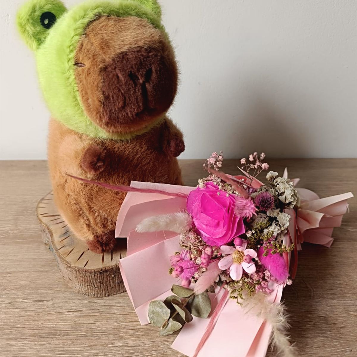 GENERICO - Pack Peluche Capibara Ramo de Flores Eternas