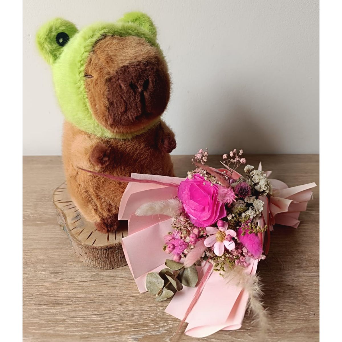 GENERICO - Pack Peluche Capibara Ramo de Flores Eternas