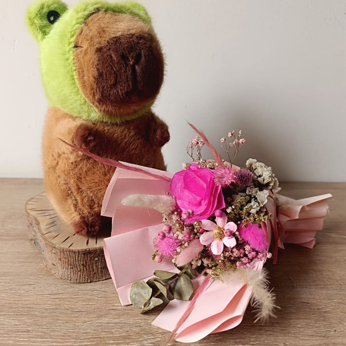 GENERICO - Pack Peluche Capibara Ramo de Flores Eternas