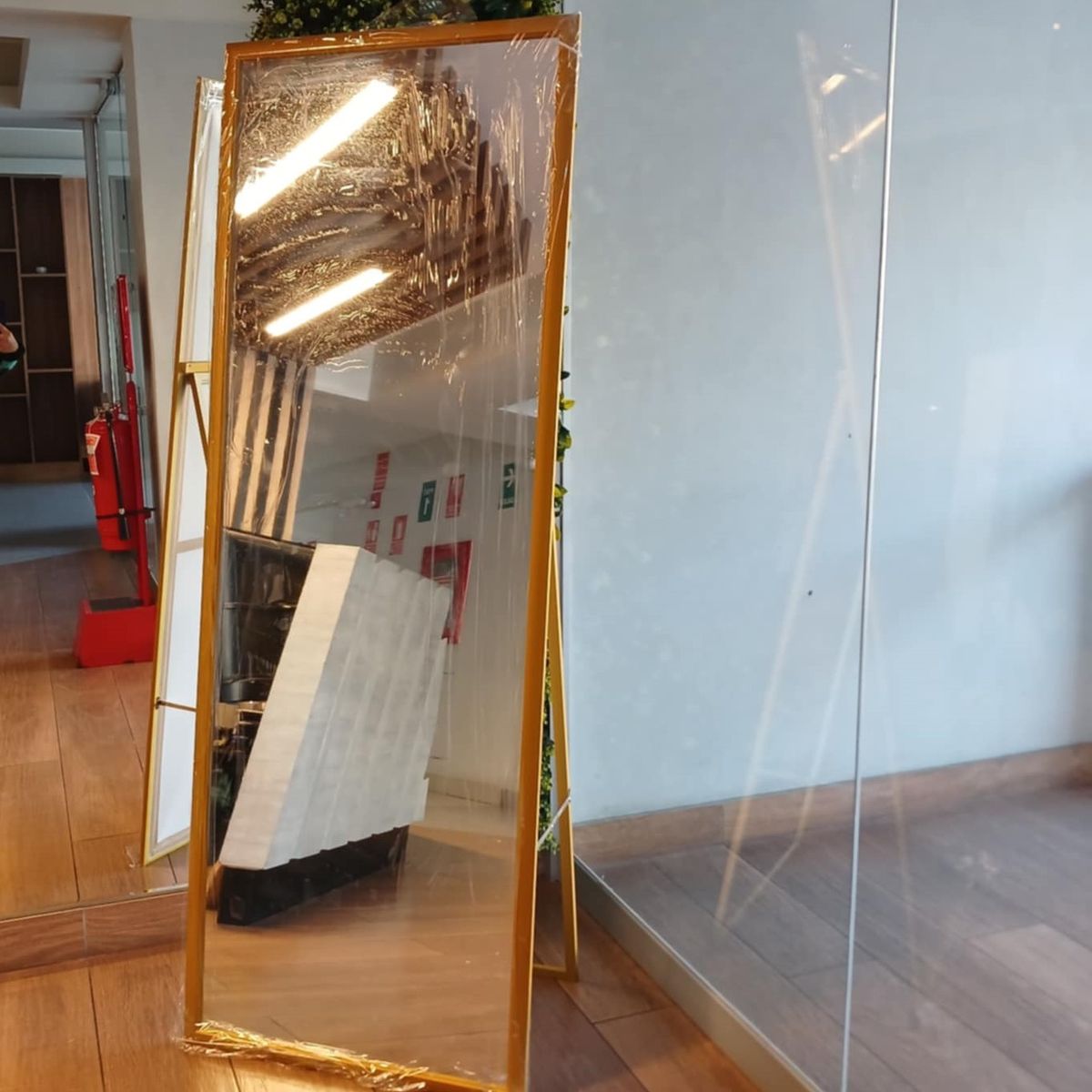 LUMINAR BRILLO & LUZ - Espejo rectangular con parante marco dorado 165x60cm