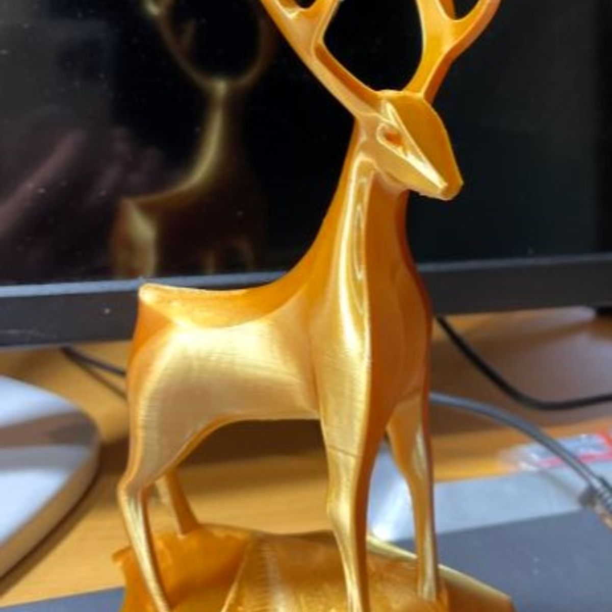 GENERICO - ADORNO EXCLUSIVO CIERVO DORADO 23cm x 15cm x 9cm