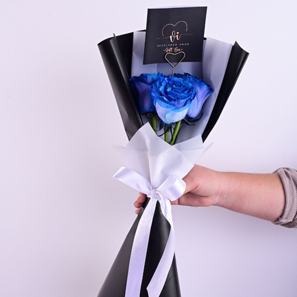 VI REGALANDO AMOR - Ramo de 3 Rosas Azules - Ramo de Flores