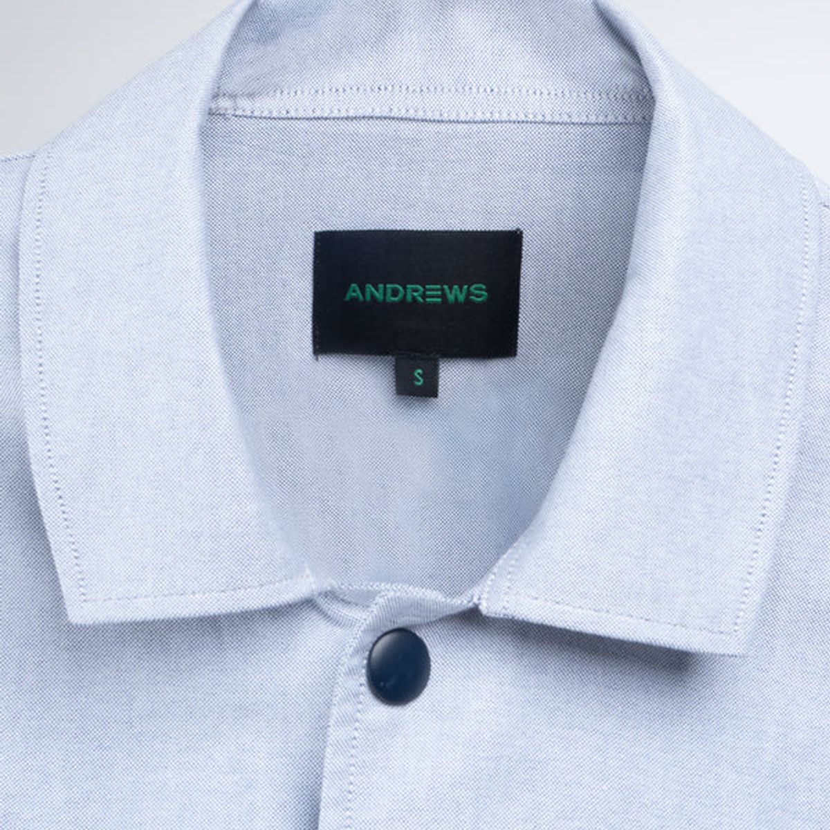 ANDREW'S TIES - Sobre Camisa Gris con Broche