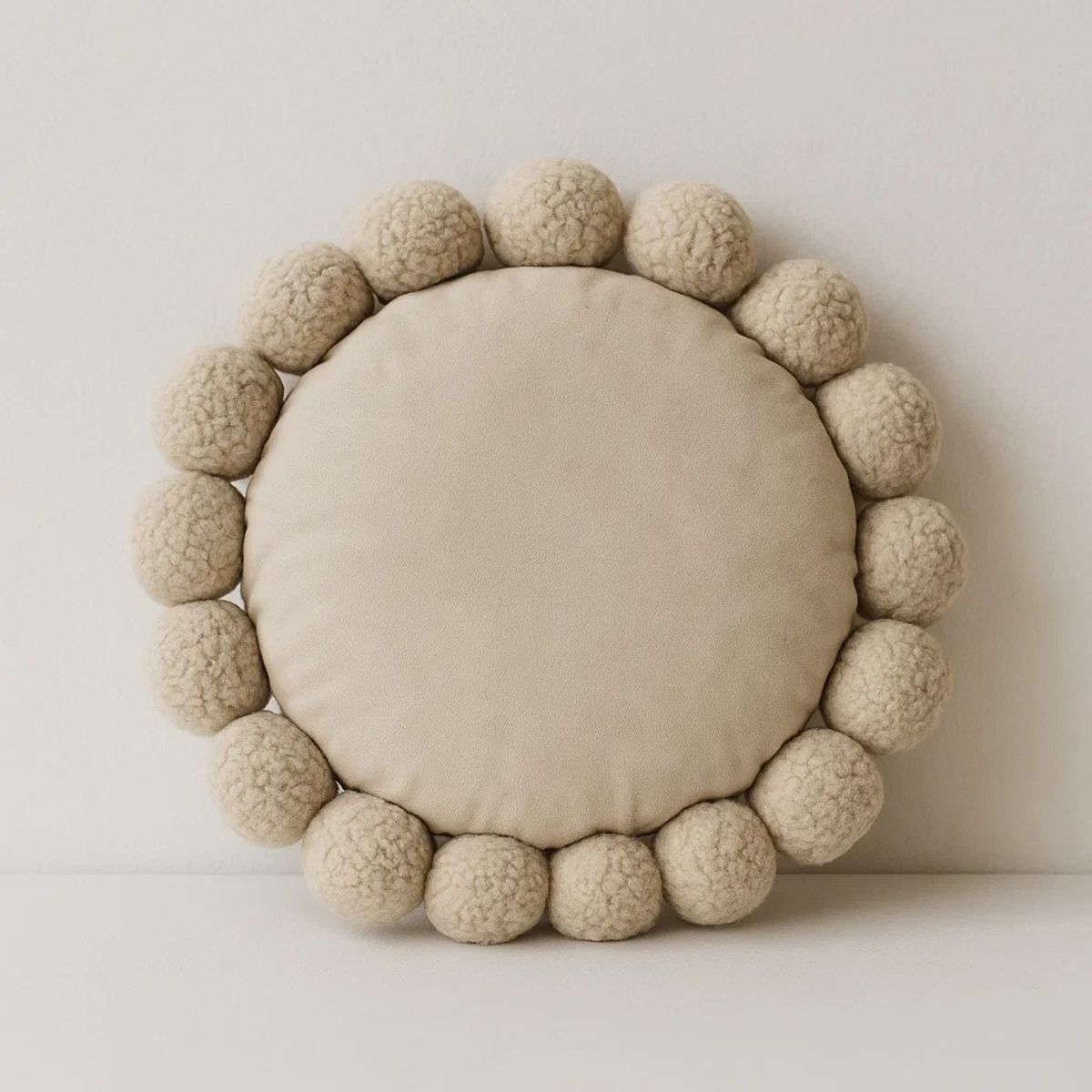 GENERICO - Cojín Redondo Pom Pom  Camel 45x45 cm