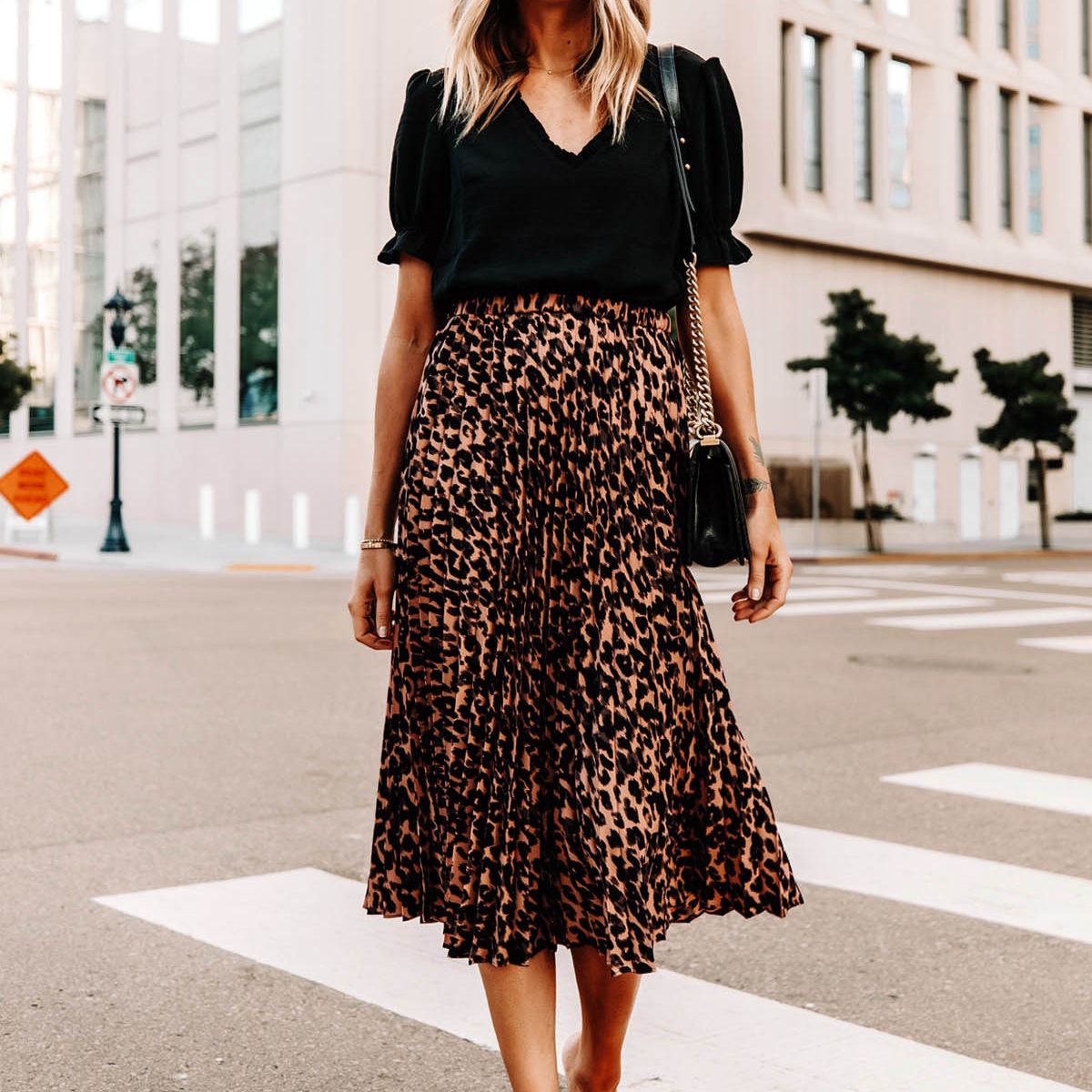 ARMA TU LOOK - FALDA LEONELA MIDI PLISADA ANIMAL PRINT