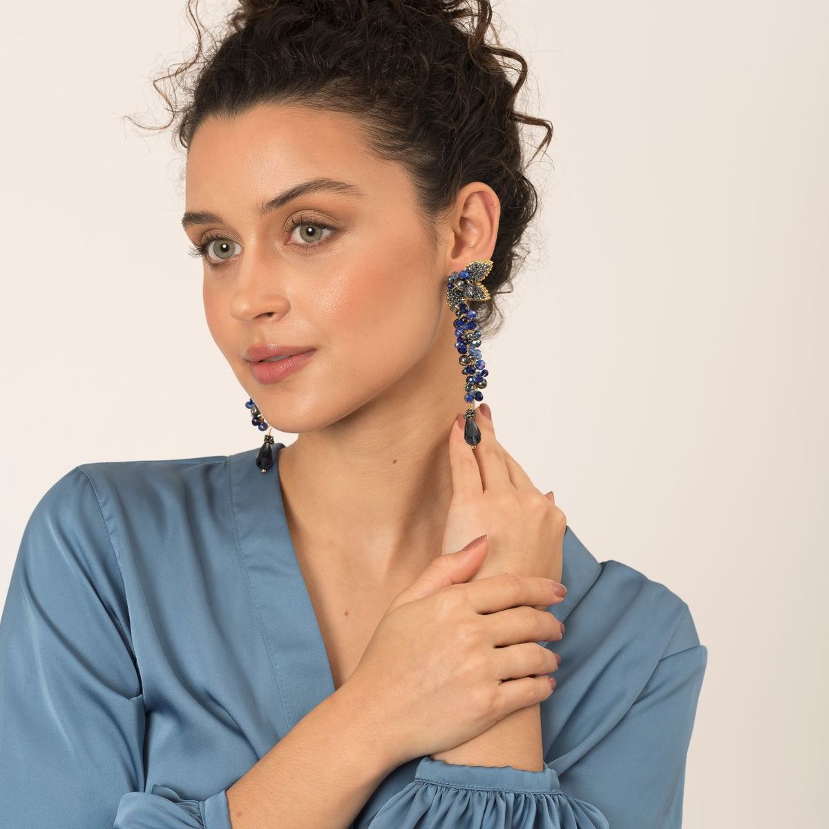 SAMANTHA PINTO HANDMADE ACCESSORIES - Aretes Emilia Azul Dorado