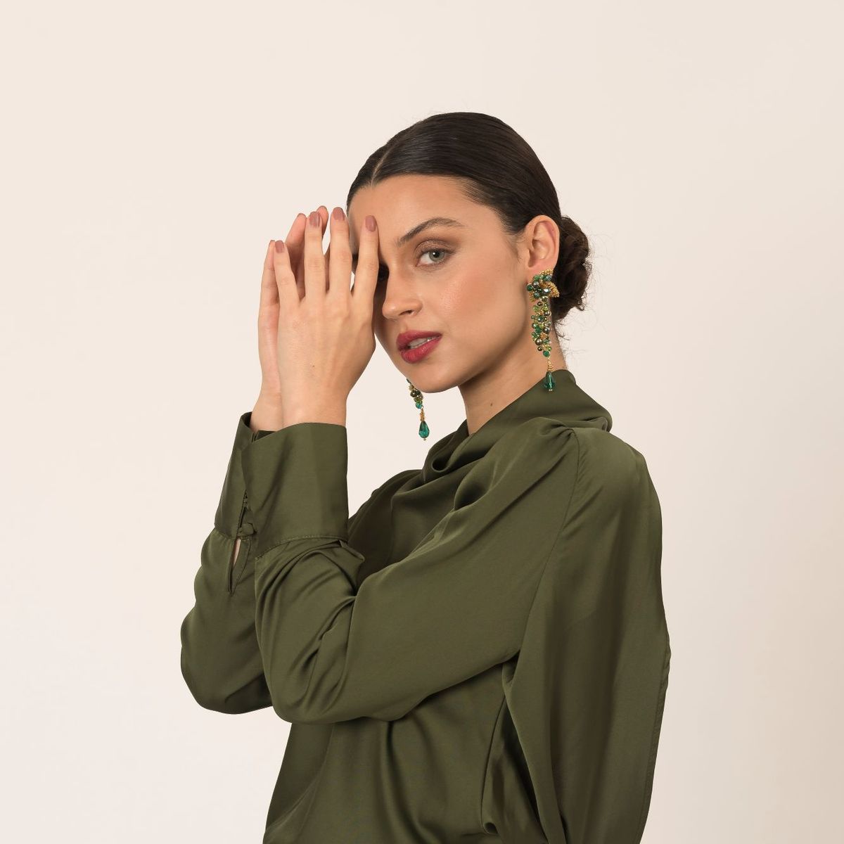 SAMANTHA PINTO HANDMADE ACCESSORIES - Aretes Emilia Verde Dorado