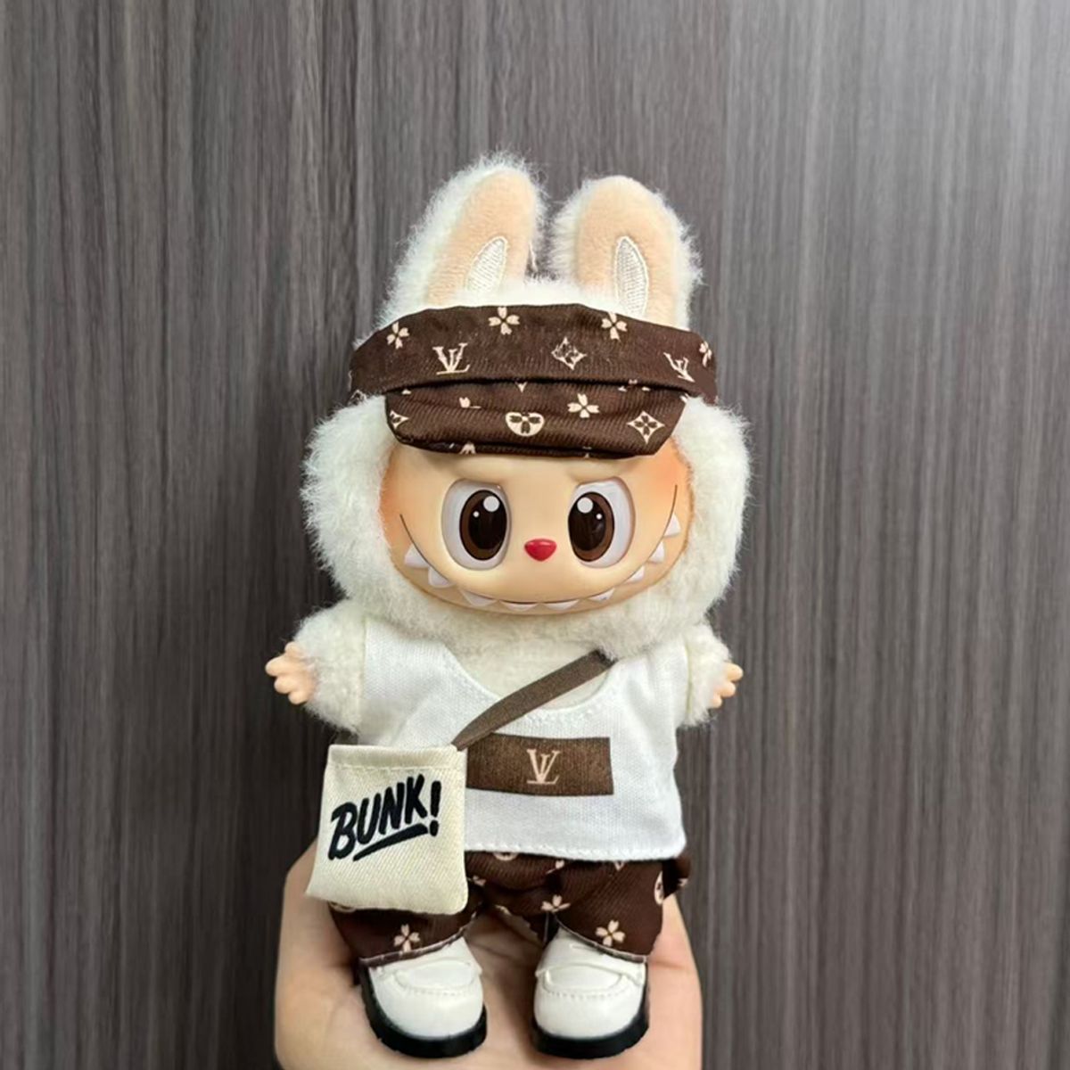 POP MART - Ropa Labubu Polo Short Visera Marron Morral Bunk