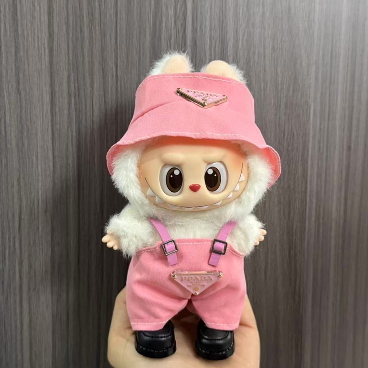 POP MART - Ropa Labubu Overol Sombrero Rosado Prada