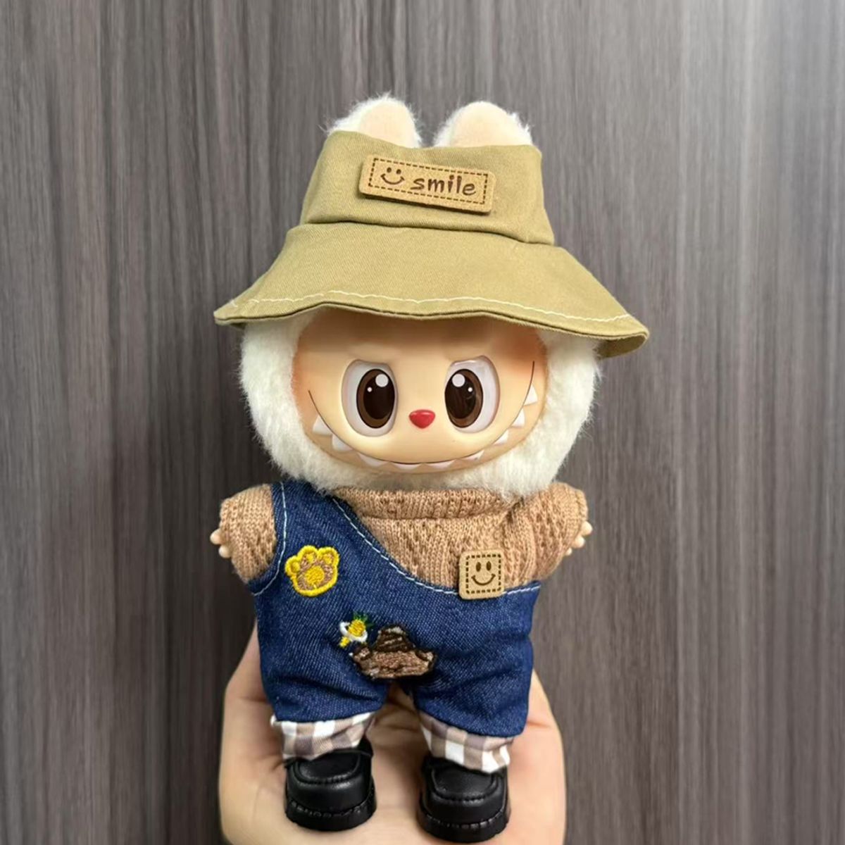 POP MART - Ropa Labubu Overol Jean Osito Chompa Marron Sombrero Smile