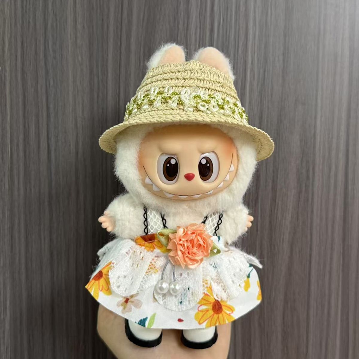 POP MART - Ropa Labubu Vestido Blanco Floreado Con Tirantes Sombrero