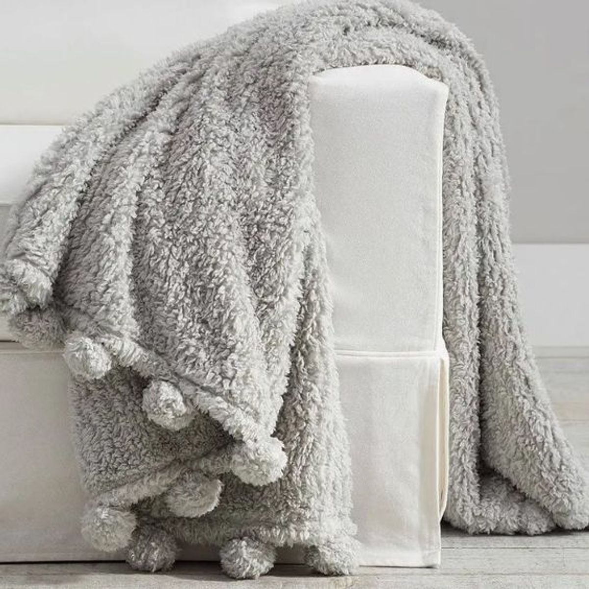 GENERICO - Manta pompón gris claro