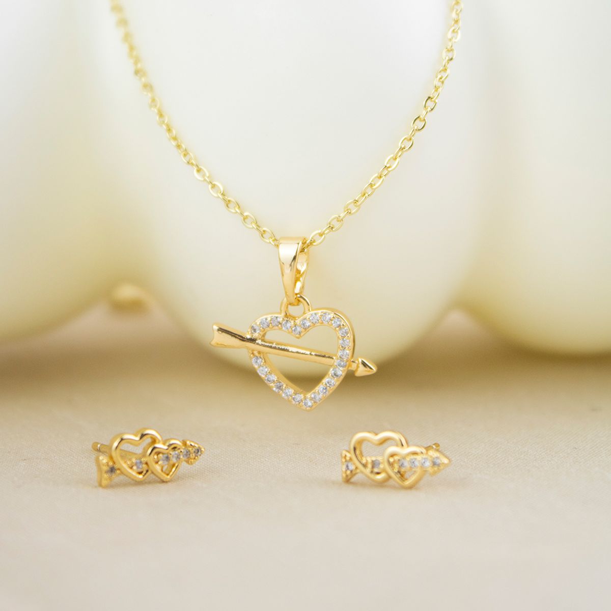 CLEO JOYAS & ACCESORIOS - Set Corazón Flechado Dorado Acero