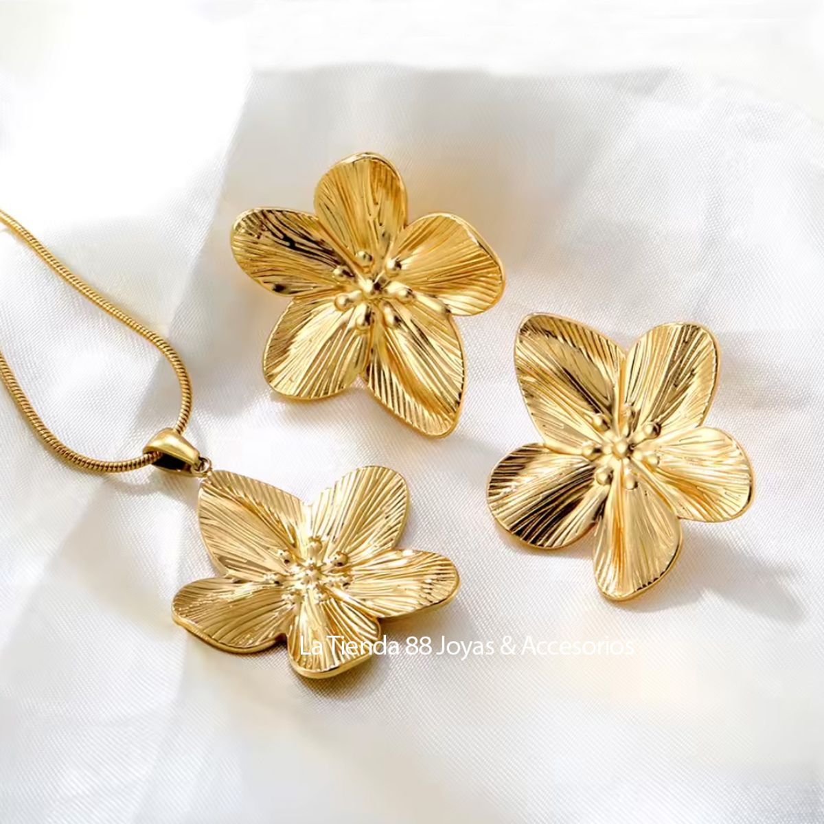 LA TIENDA 88 JOYAS Y ACCESORIOS - La Tienda 88 - Set Collar y Aretes Florecita Mujer Acero - Amarillo