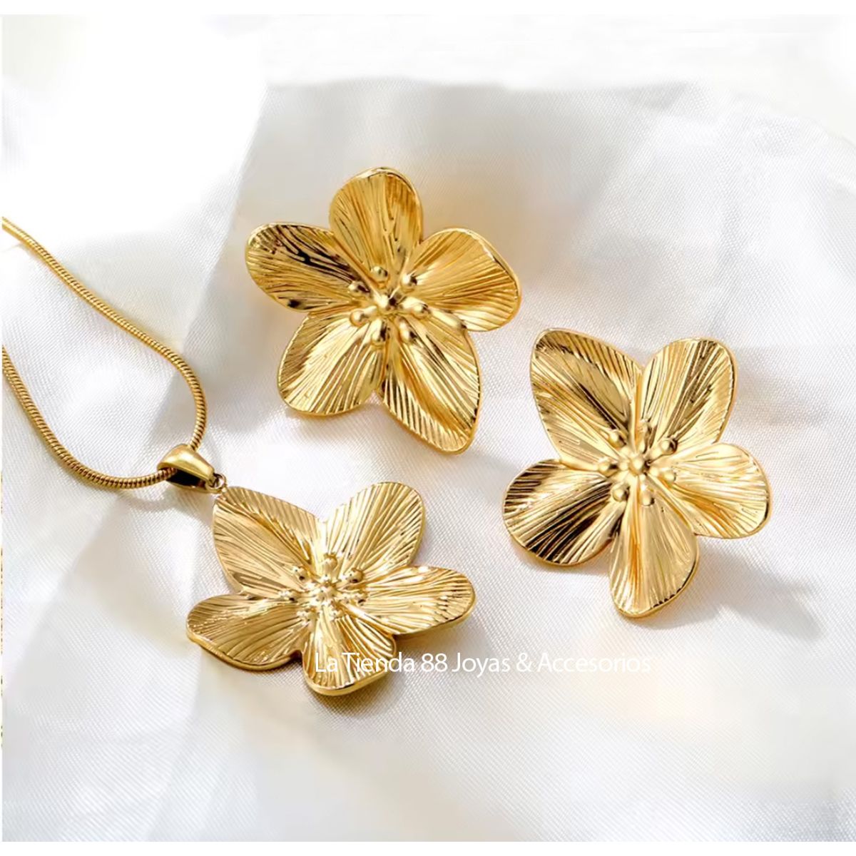 LA TIENDA 88 JOYAS Y ACCESORIOS - La Tienda 88 - Set Collar y Aretes Florecita Mujer Acero - Amarillo