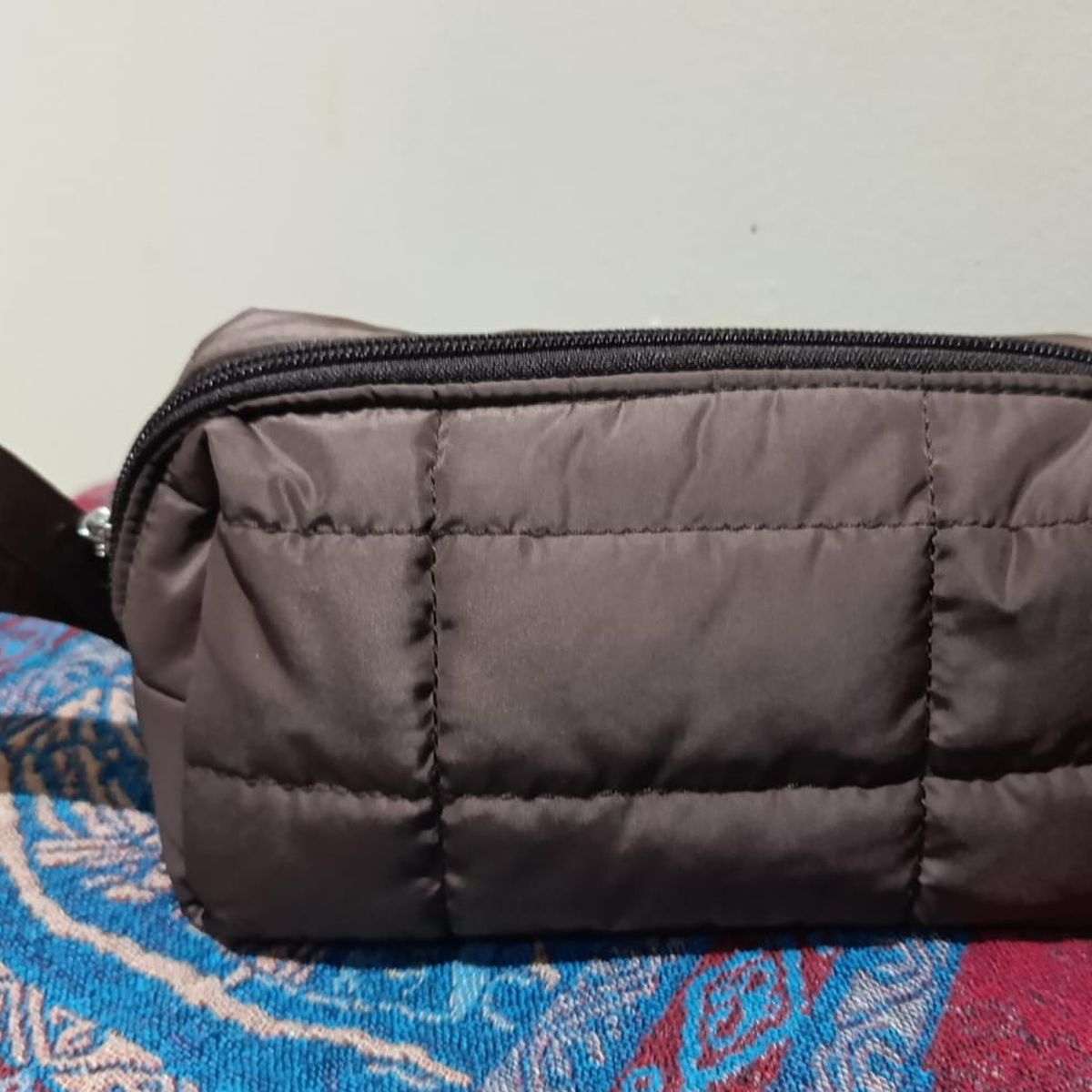 MORITA BAG STORE - NECESER PUFFER DE MAQUILLAJE PARA MUJER COLOR MARRON DARK