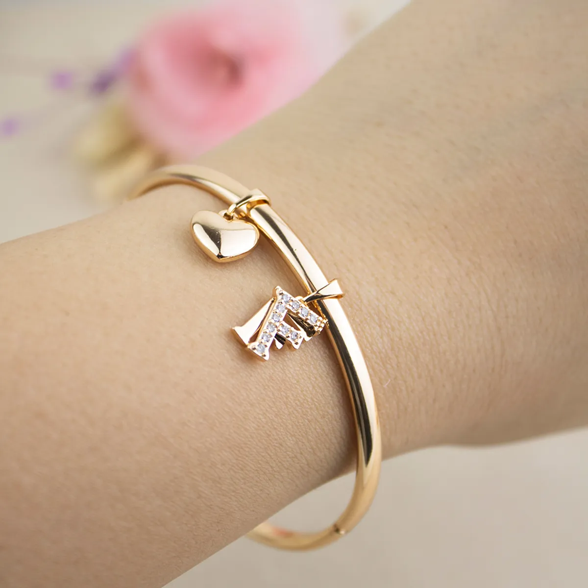 CLEO JOYAS & ACCESORIOS - Puñera Inicial F Corazón Rose