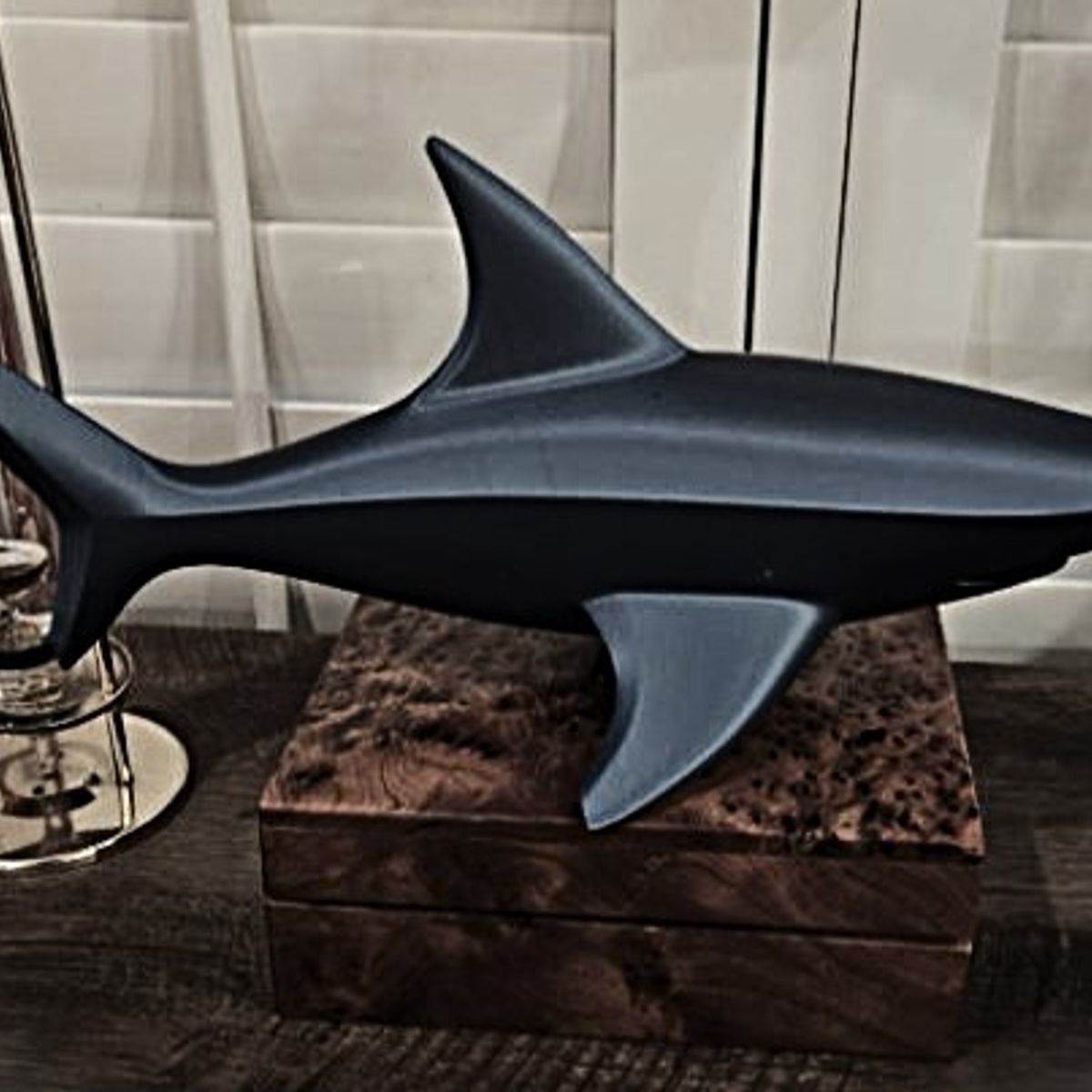 GENERICO - ADORNO EXCLUSIVO TIBURON NEGRO 19cm x 18cm x 45cm