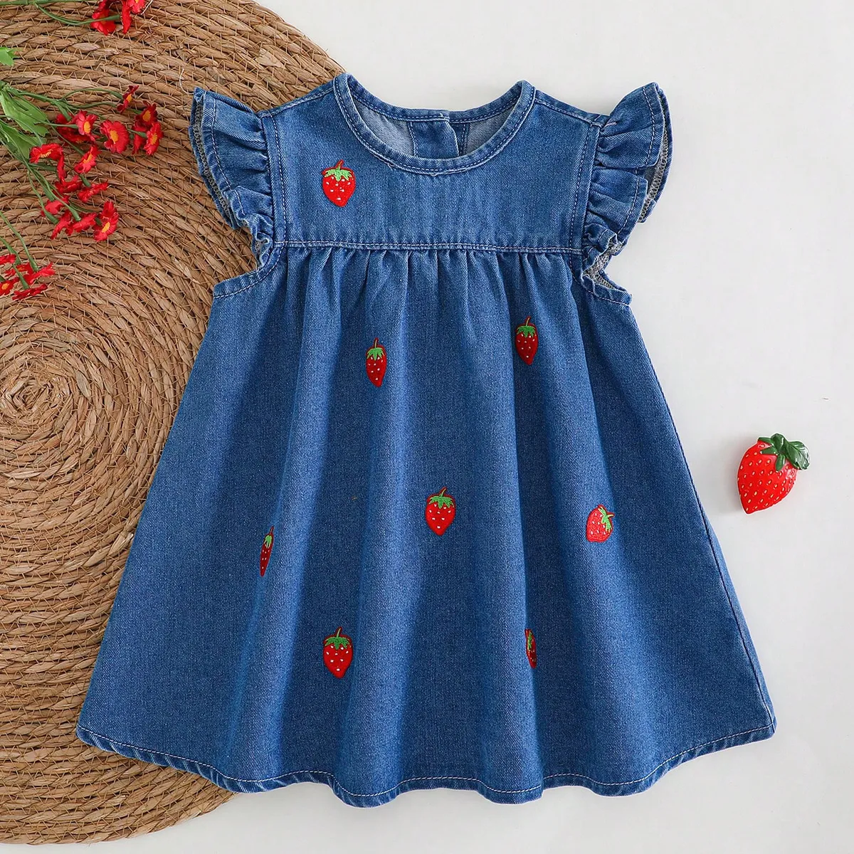 GENERICO - Vestido Berry en denim con bordado de fresas