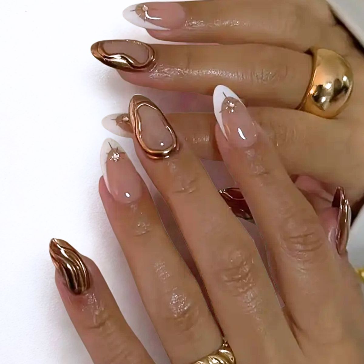 GENERICO - Uñas Press On Dorada y blanco relieve 3D - Set de 26 piezas