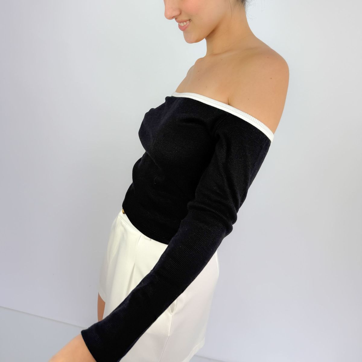 INTROSPECTIVA MODA - POLO MANGA LARGA OFF SHOULDER MODELO PARIS