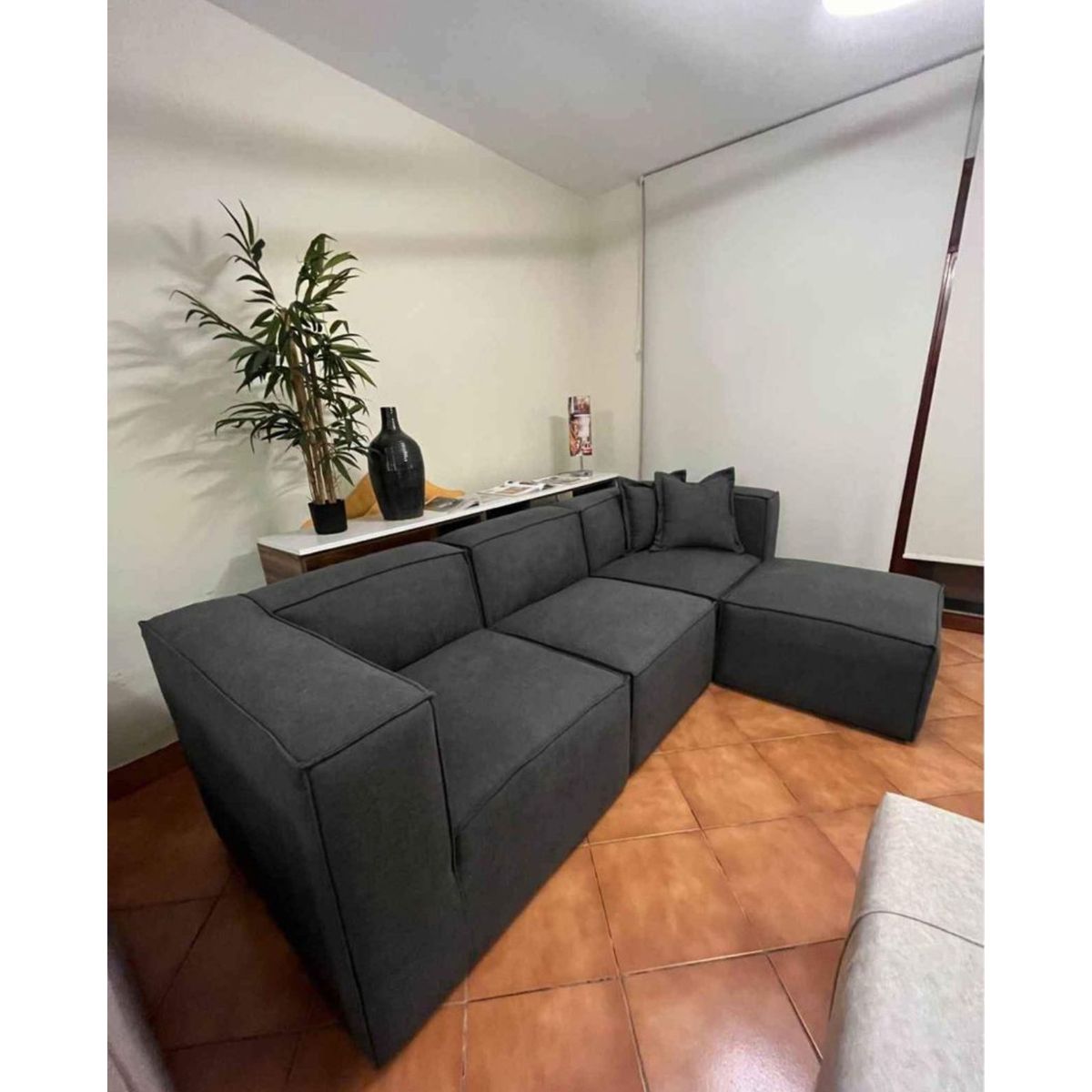 GENERICO - SECCIONAL MIA 3 CUERPOS + 1 BANQUETA  color negro