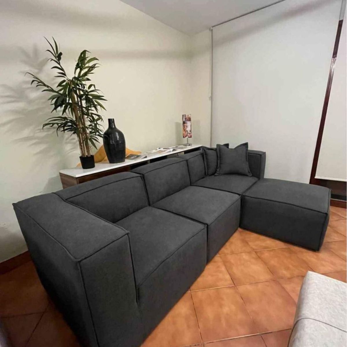 GENERICO - SECCIONAL MIA 3 CUERPOS  COLOR NEGRO+ 1 BANQUETA