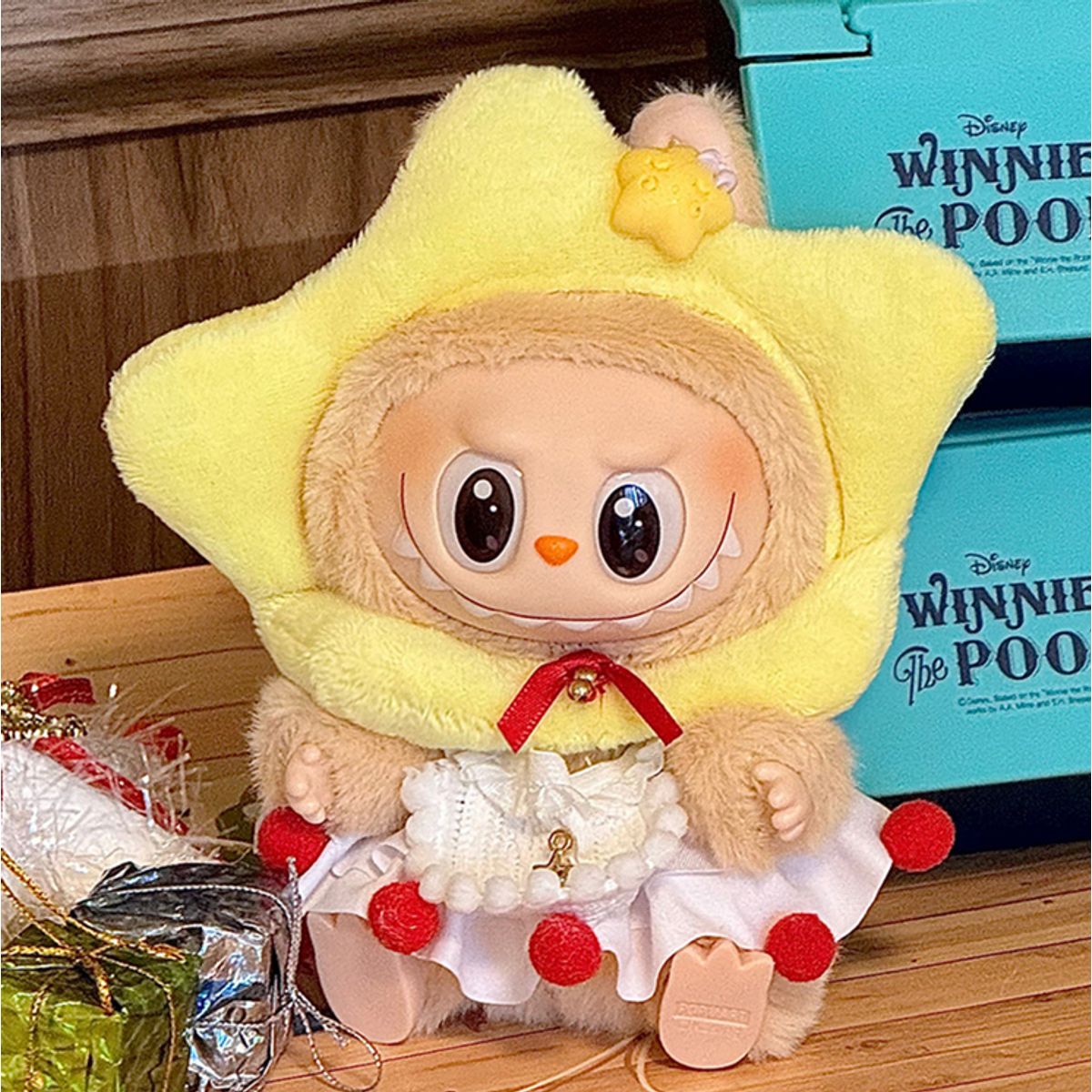 POP MART - Ropa de Labubu Capucha Star con Vestido Blanco y Pompom