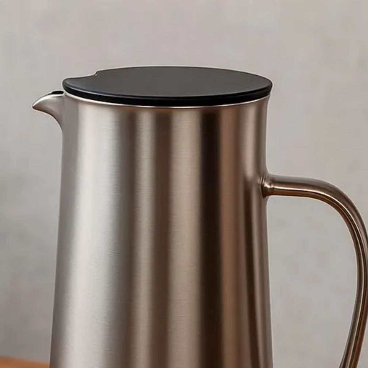 ICHIMATSU - Jarra de Acero con Tapa Negra 1.4 L