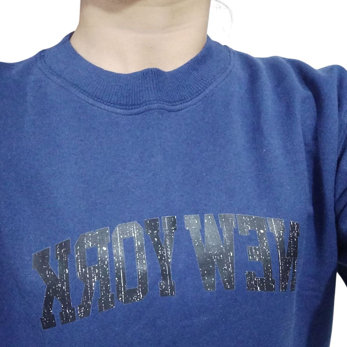 GENERICO - POLERA SIN CAPUCHA CON BOLSILLO ESTAMPADO UNISEX