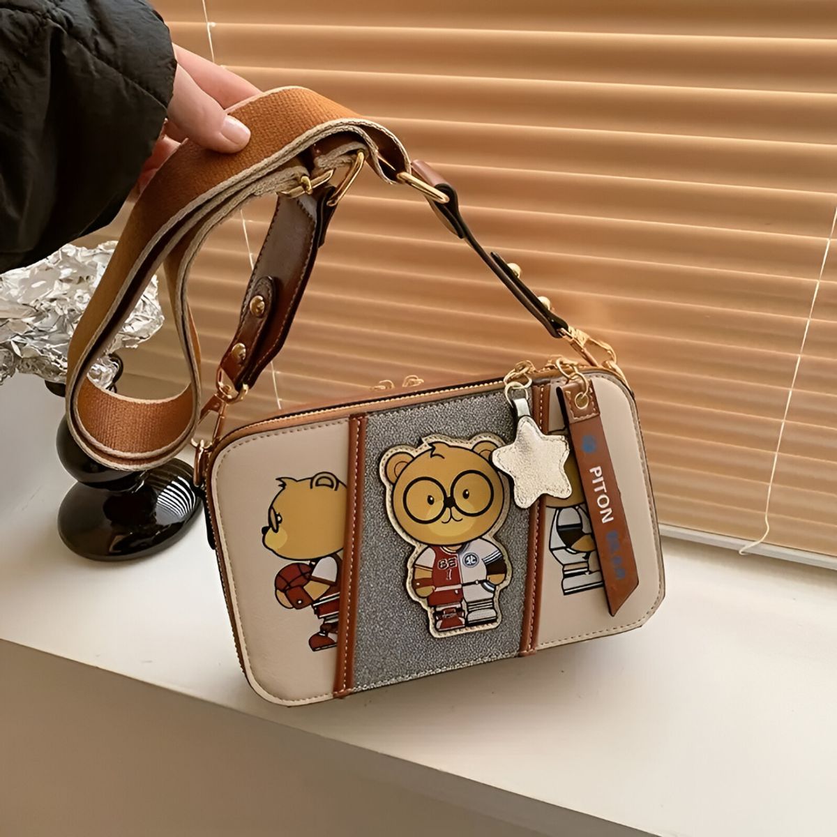 GENERICO - CARTERA PITON BEAR CUERO PU OSITO BEIGE ESTRELLA