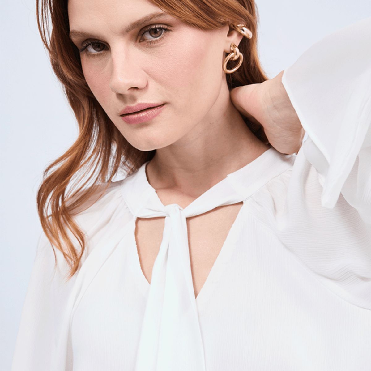 BANATY - BLUSA CUELLO V CON LAZO PARA AMARRAR PARA MUJER ALICE